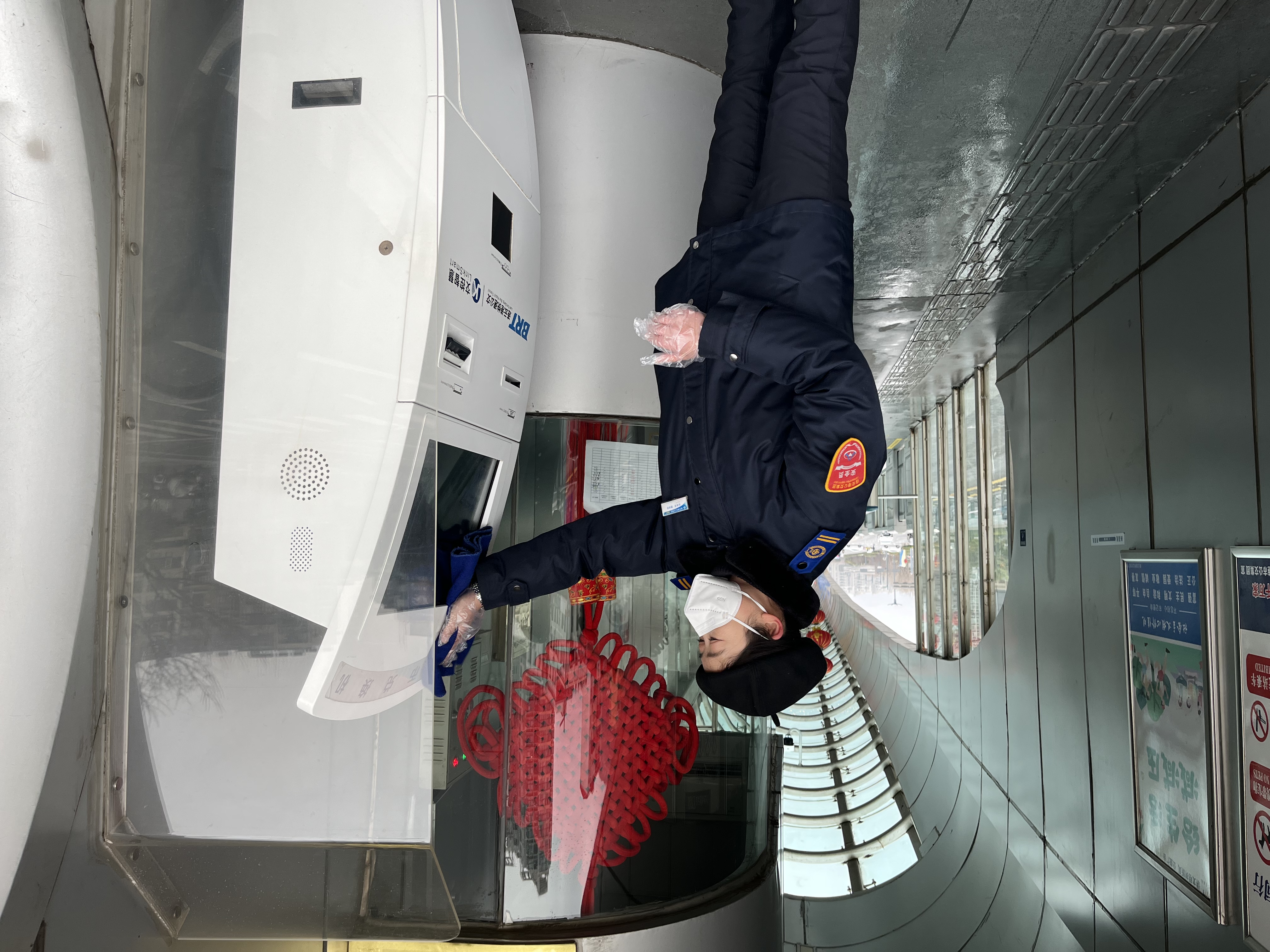 快速公交事業(yè)部站務(wù)員惠培容熱心服務(wù)乘客獲點贊